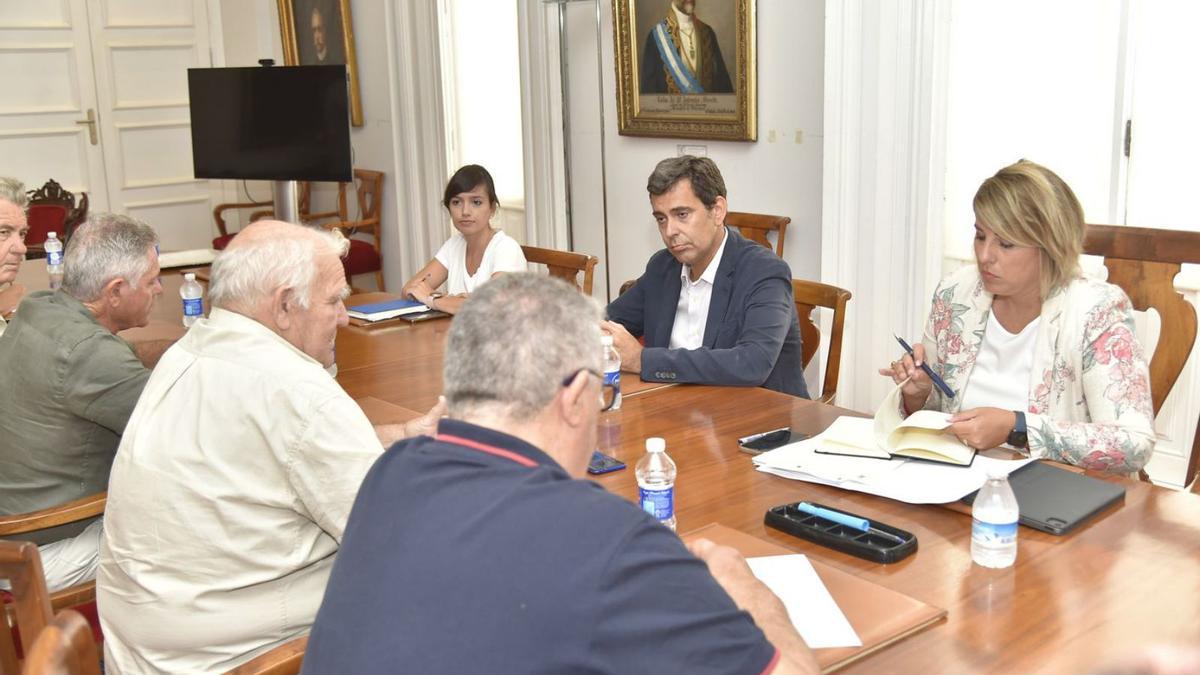 Reunión de la alcaldesa y el consejero de Fomento con la Plataforma Tren Cartagena, ayer.