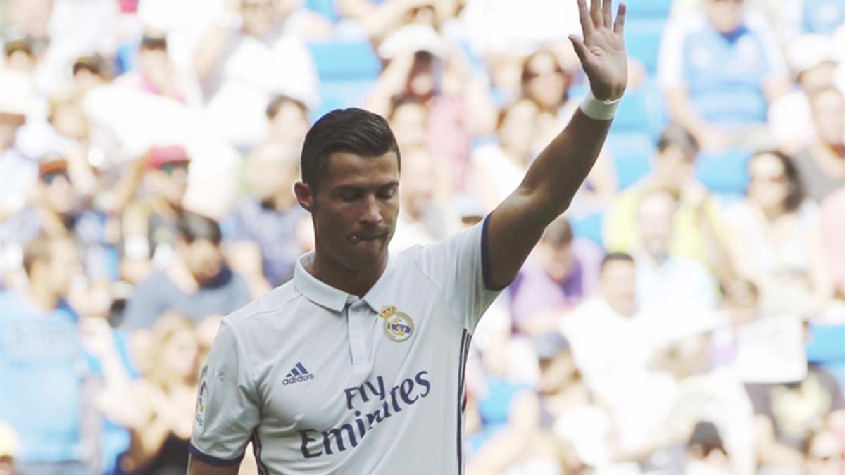 Cristiano Ronaldo recibe una ovación de los aficionados del Santiago Bernabéu