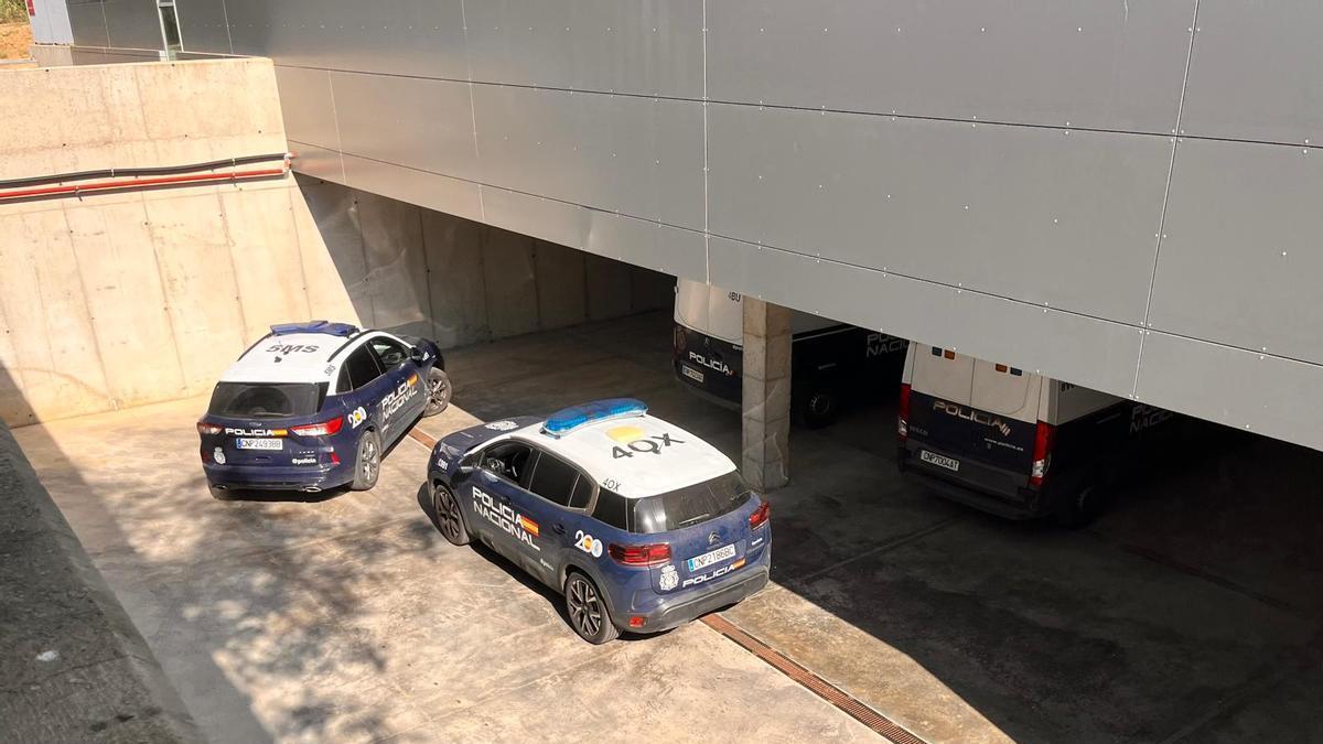 Policía Nacional en el Palacio de Justicia de Badajoz.