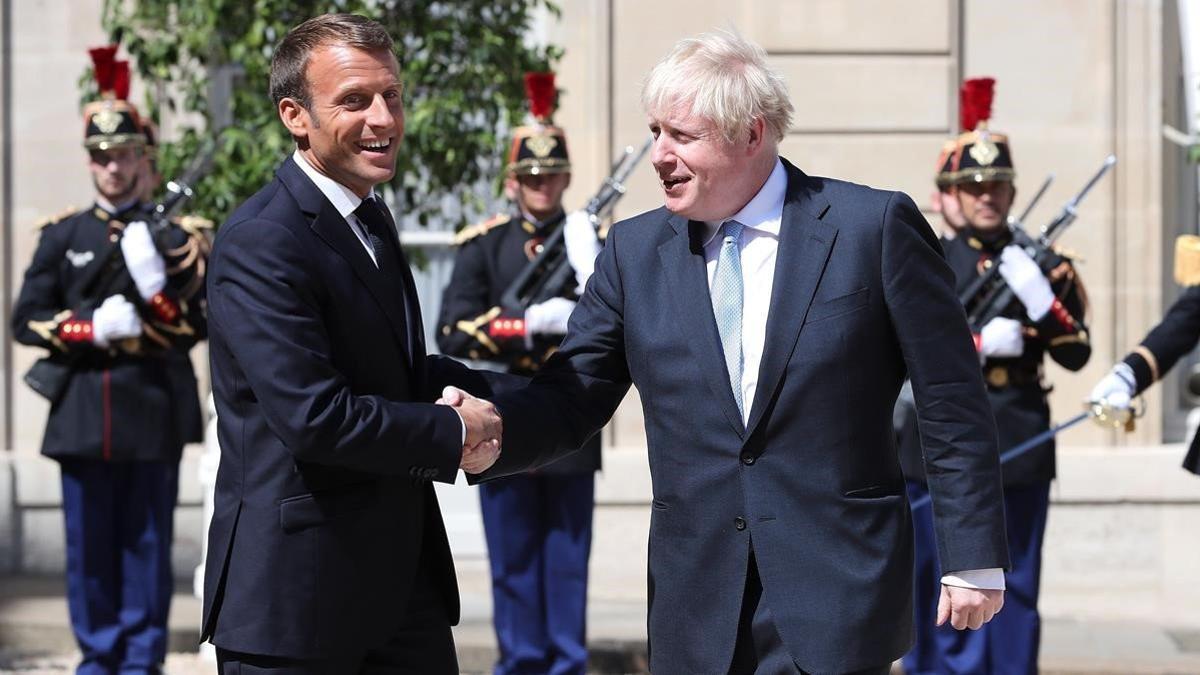 Emmanuel Macron, se reune con primer ministro británico, Boris Johnson,