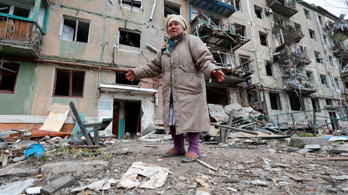 Una vecina de Mariúpol contempla los escombros que han quedado en el edificio donde vivía.