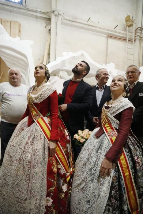 Las falleras mayores visitan los talleres de Ciudad Fallera