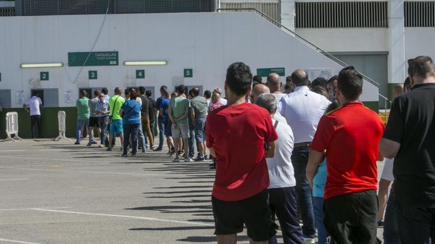 Aficionados, en la cola, esperando para comprar sus entradas