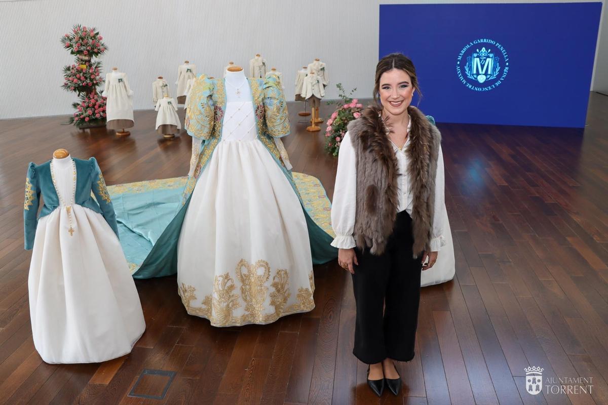 La Reina del Encuentro junto al vestido que lucirá el Domingo de Resurrección.