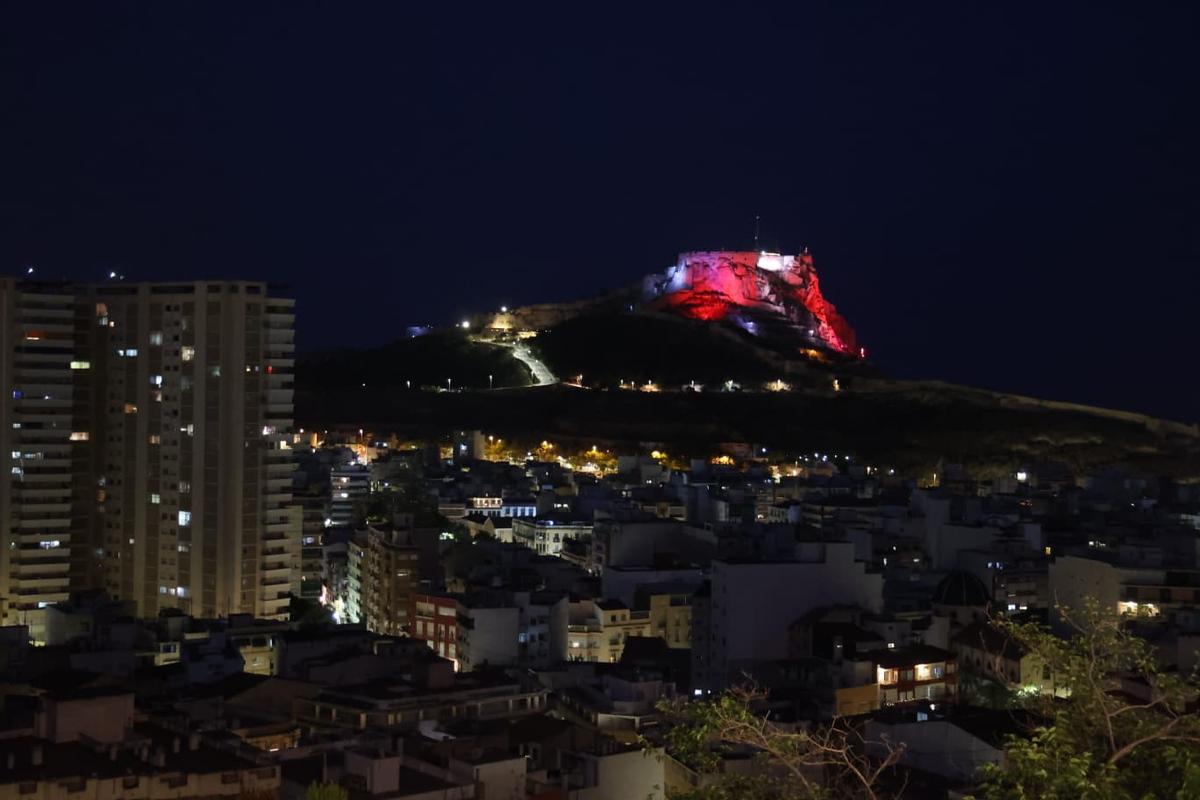 El castillo de Santa Bárbara se ilumina con la bandera de España antes de la final del Mundial 2026