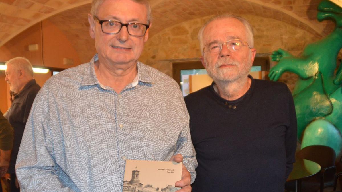 Pere Roura amb Pep Vila a Maçanet, aquest dissabte, amb un exemplar del seu nou llibre. | SANTI COLL