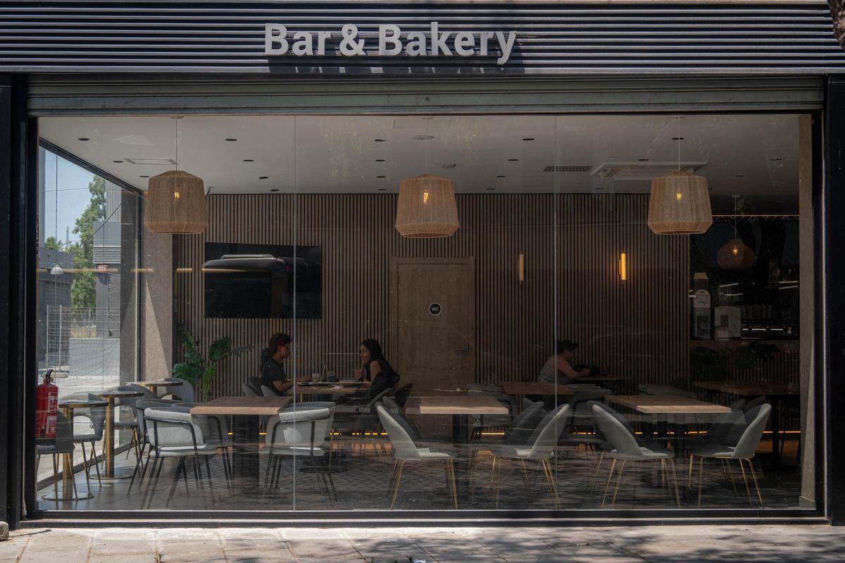 Un bar cafetería de nueva creación en el barrio de La Mina, en Sant Adrià de Besòs.