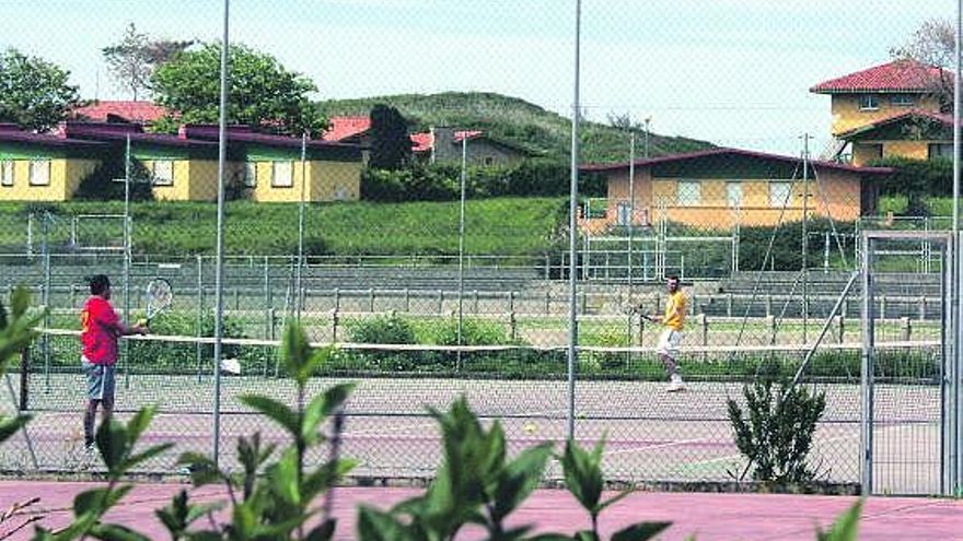 Las villas de la Ciudad de Vacaciones de Perlora, al fondo.