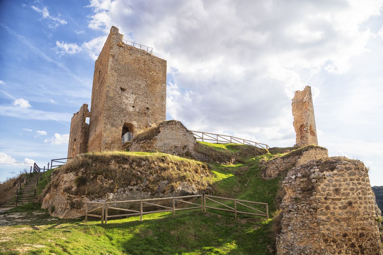 El castillo del siglo XIV es uno de los grandes emblemas de esta encantadora villa medieval.