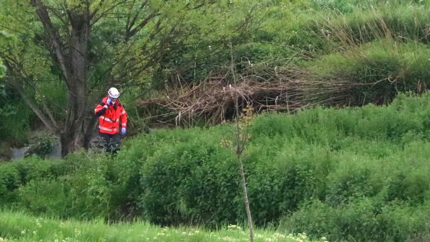 Un dels efectius del pla de rescat buscant l&#039;home arrossegat per una riera de Vic