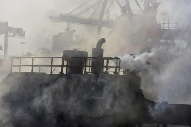 Incendio de un barco en el Muelle Reina Sofia