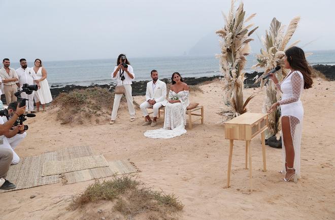 Isa Pantoja dando un discurso en la boda de Anabel Pantoja y Omar Sánchez