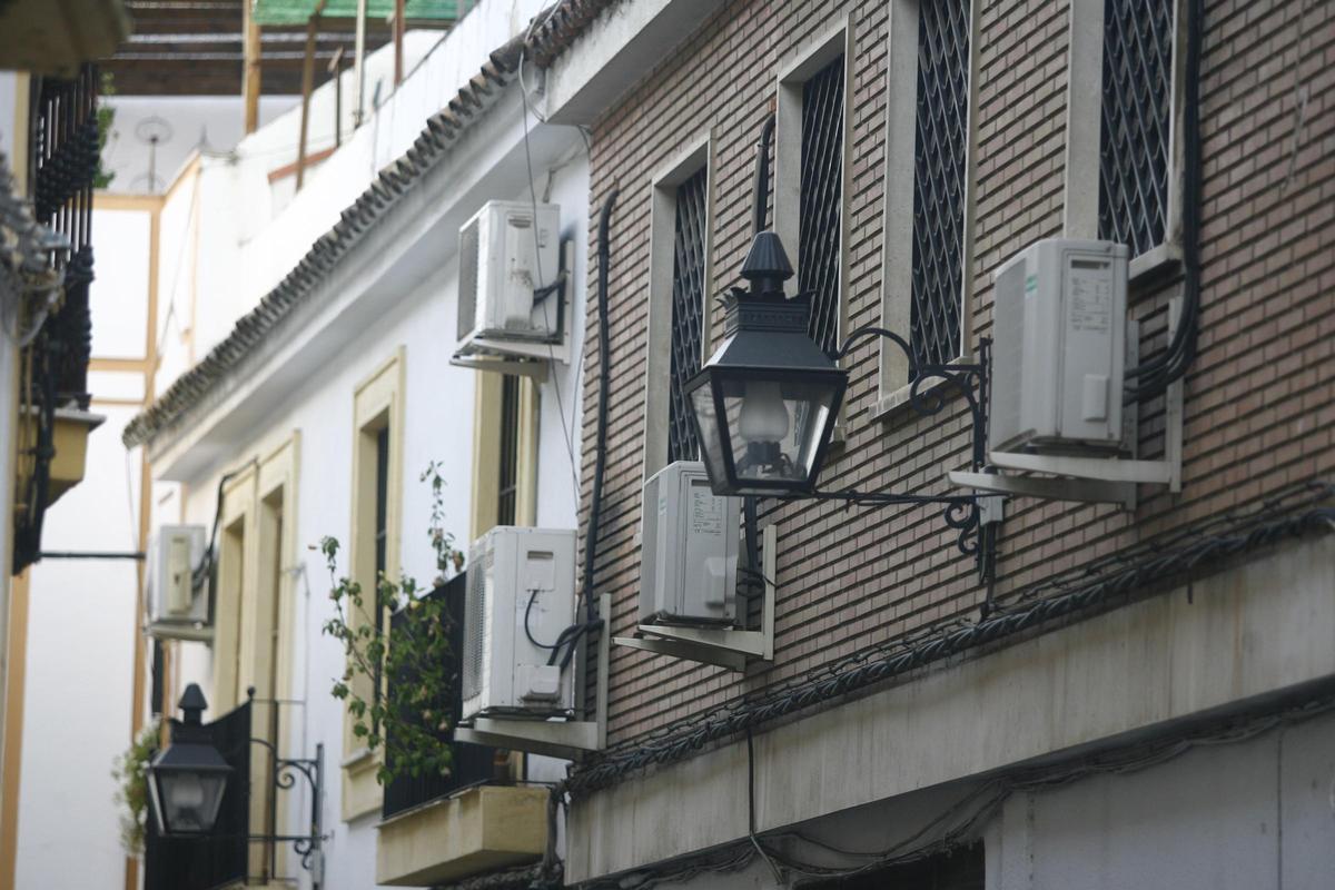 Varios aparatos de aire acondicionado en una calle de Córdoba.
