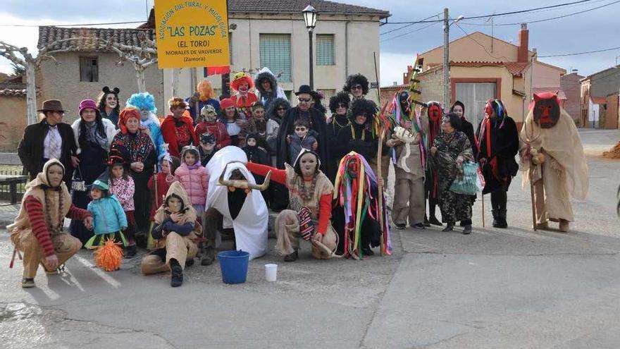 Integrantes de Las Pozas, la asociación que ha recuperado las mascaradas en Morales de Valverde.