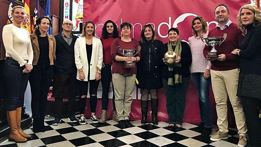 Representantes del Cide, federación, autoridades y patrocinadores durante la presentación en el salón de sesiones del Ajuntament de Palma.