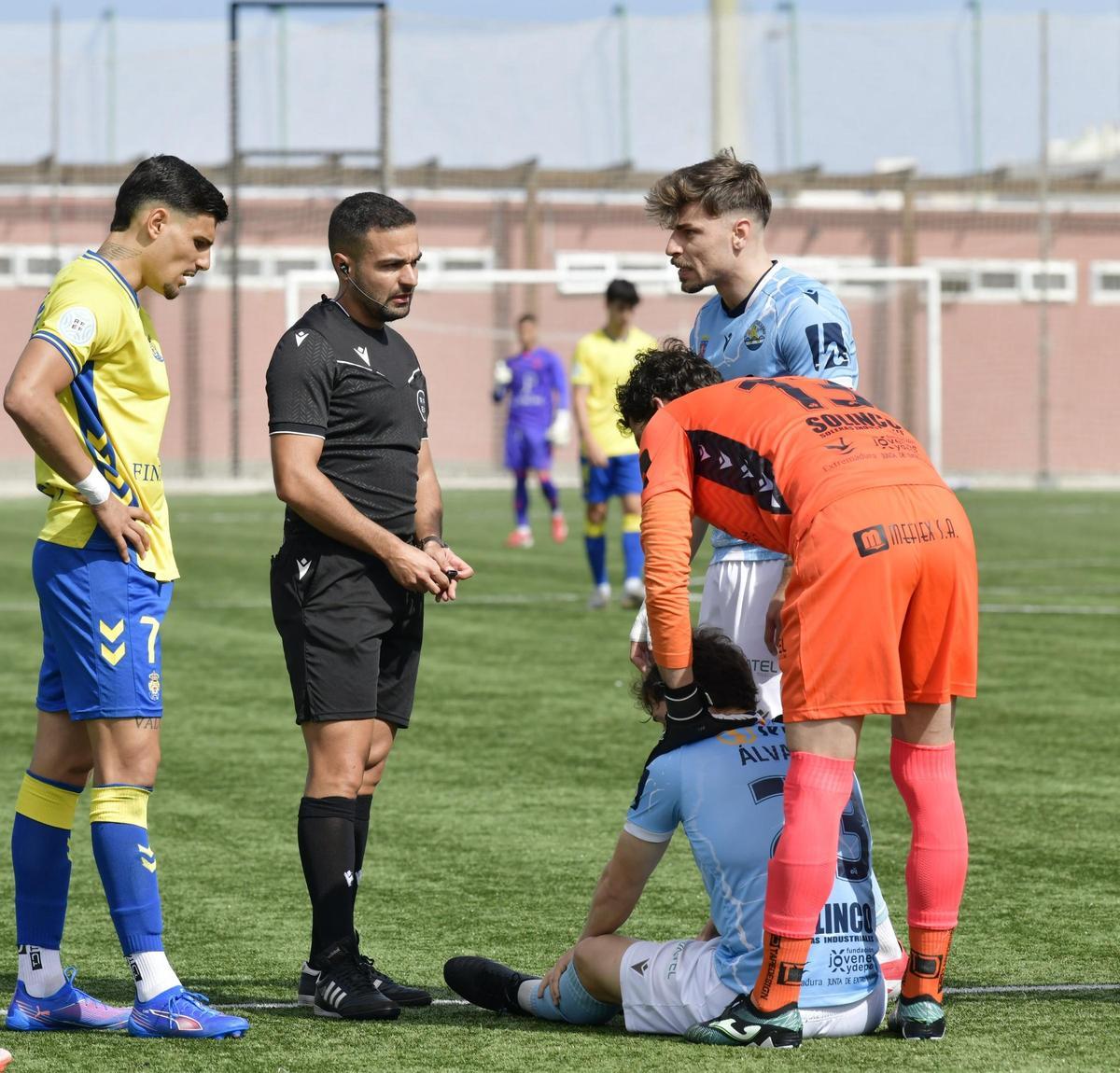 Un lance del juego entre Las Palmas y Coria del pasado domingo.