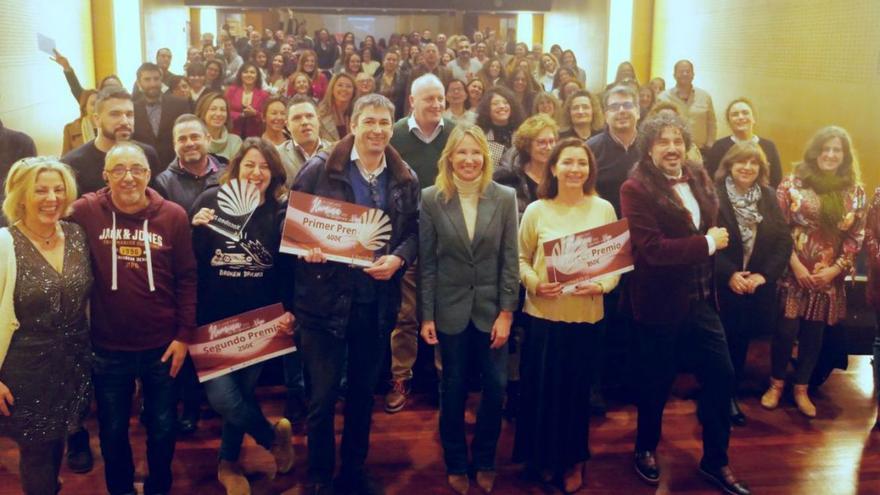 Fernández-Tapias, con los comerciantes en la entrega de premios del certamen de escaparatismo.