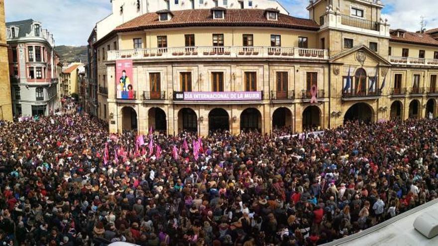 8M Miles de mujeres salen a la calle en Asturias