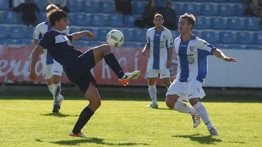 Jairo Cárcaba controla el balón en el partido de la primera vuelta ante el Atlético Lugones.