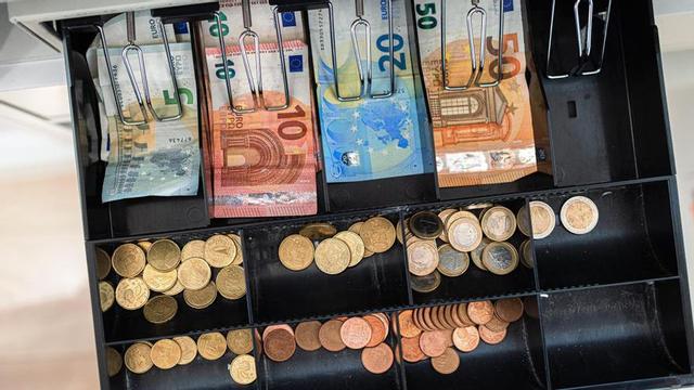 Bitllets i monedes en una caixa