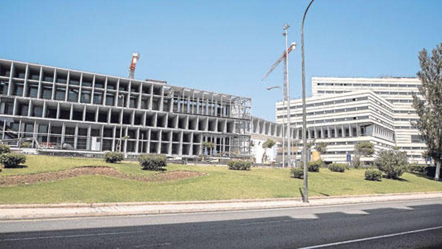 Las obras del Palacio de Congresos y el hotel anexo (a la derecha) están a la espera de un comprador para el establecimiento turístico.