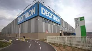 Decathlon firma el nuevo convenio para sus más de 10.000 empleados: alza salarial y mejoras en los descansos