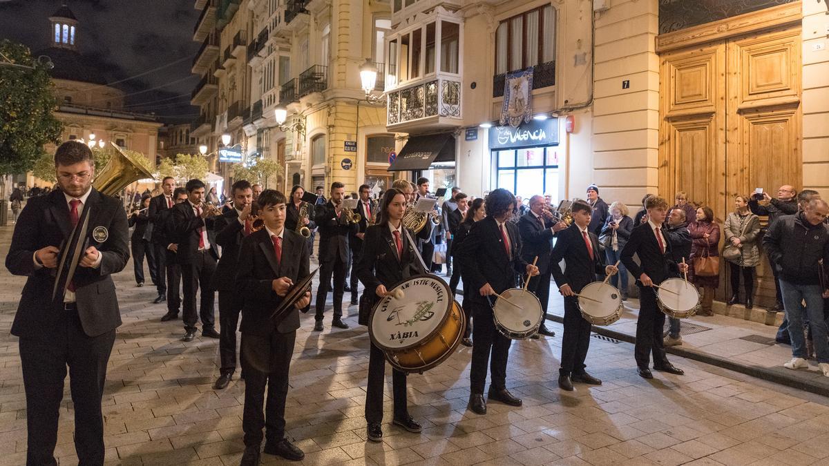 La banda de Xàbia recorre las calles del centro de València