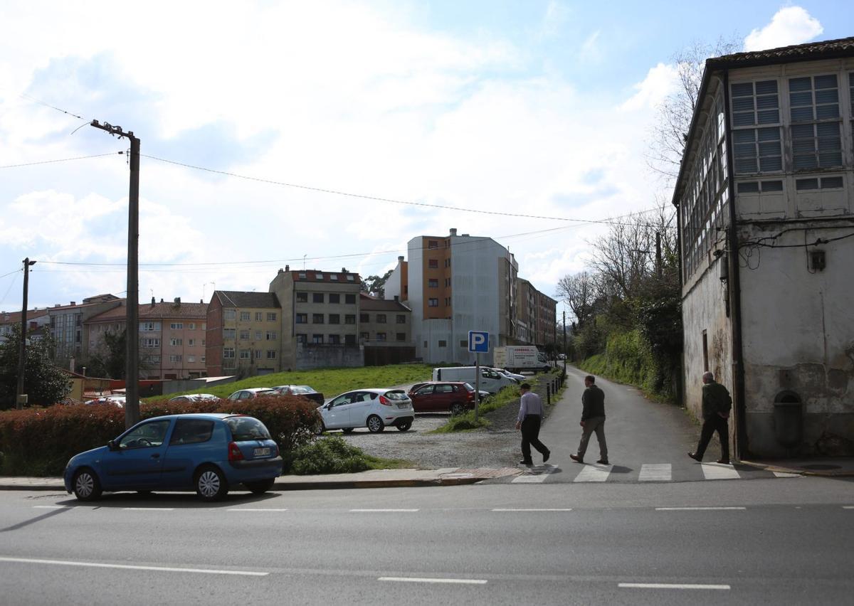 La parcela, contigua a la N-525, funciona en la actualidad como aparcamiento público. | BERNABÉ/AMANDA CASTRO