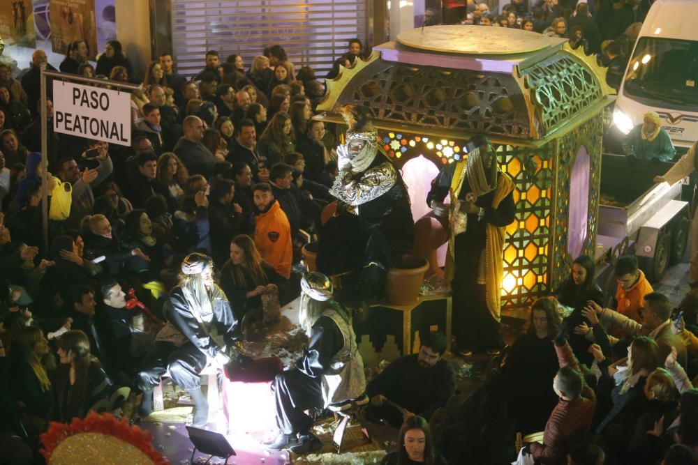 La cabalgata de los Reyes Magos en Elche ha recorrido el centro de la ciudad con 13 carrozas y más de 600 personas