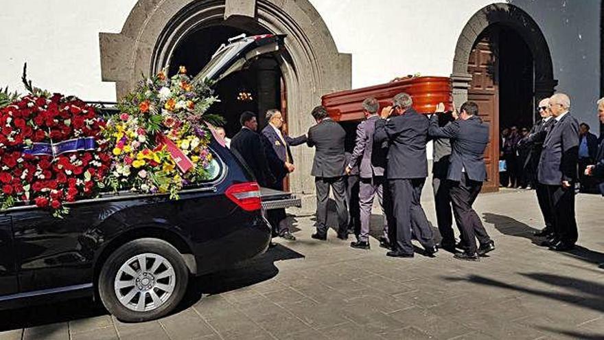 José Calero (derecha) junto a su hermano Domingo, ayer, mientras los hijos y hermanos de Milagros Prats conducen su féretro al templo de San Ginés, en Arrecife.