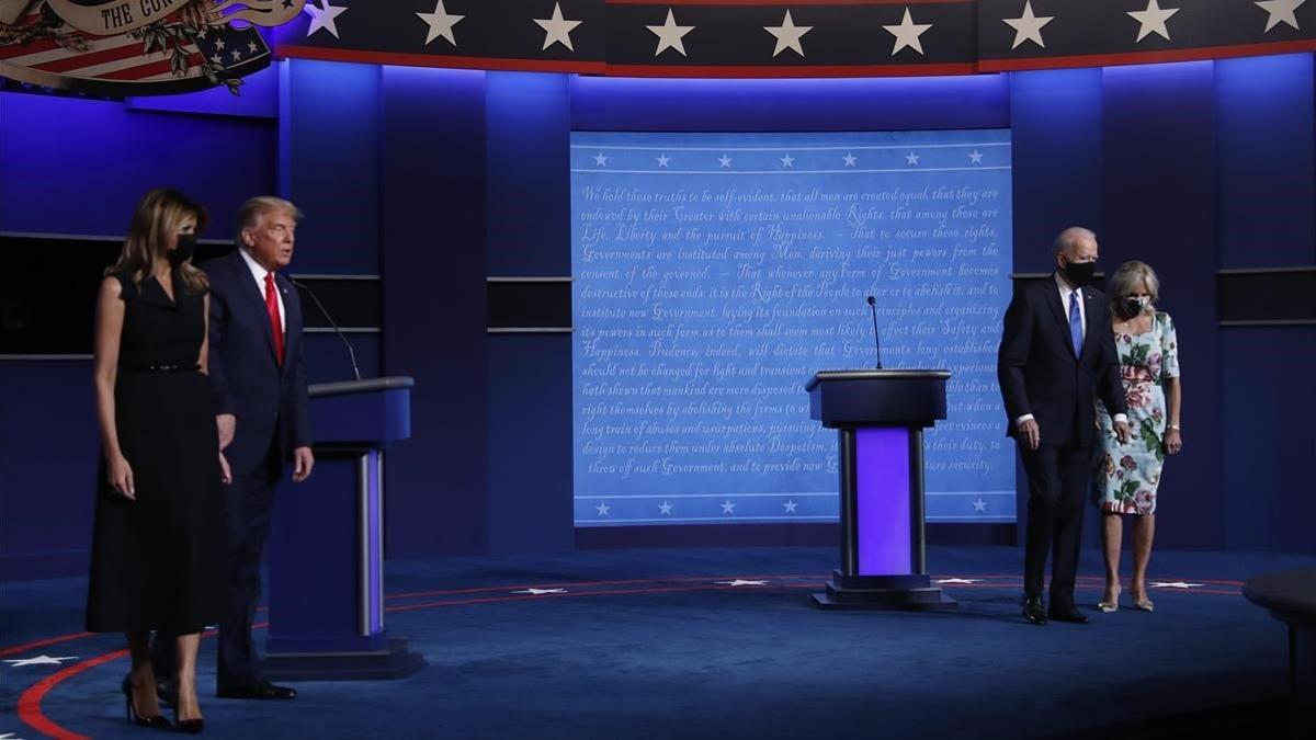 Donald Trump con la primera dama Melania Trump y Joe Biden con Dr Jill Biden en la escena del debate presidencial en nashville (Tennessee)