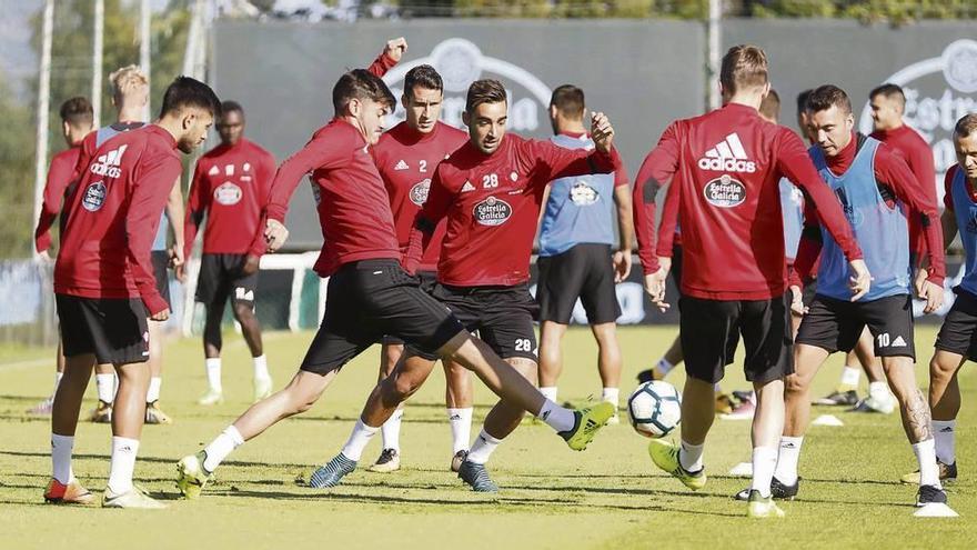 Brais, en el centro, participa en un rondo con Jozabed, Mallo, Fontás, de espaldas y Aspas, ayer en A Madroa. // Cristina Graña