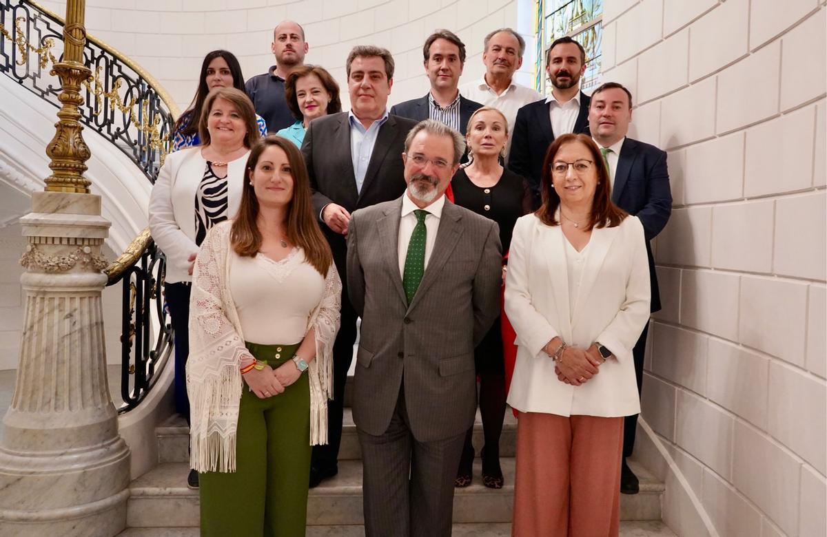 Los 13 diputados electos de Vox posan en el interior de las Corts.