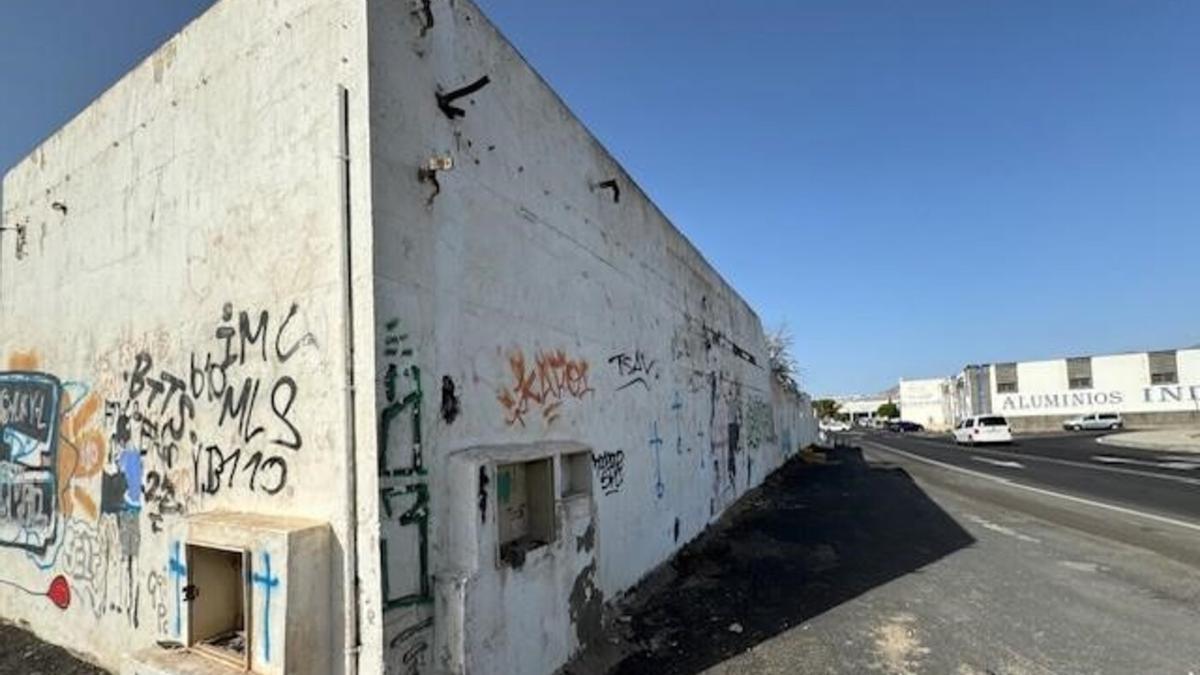 Antigua discoteca Maui, junto a la autovía LZ 2, en Playa Honda.