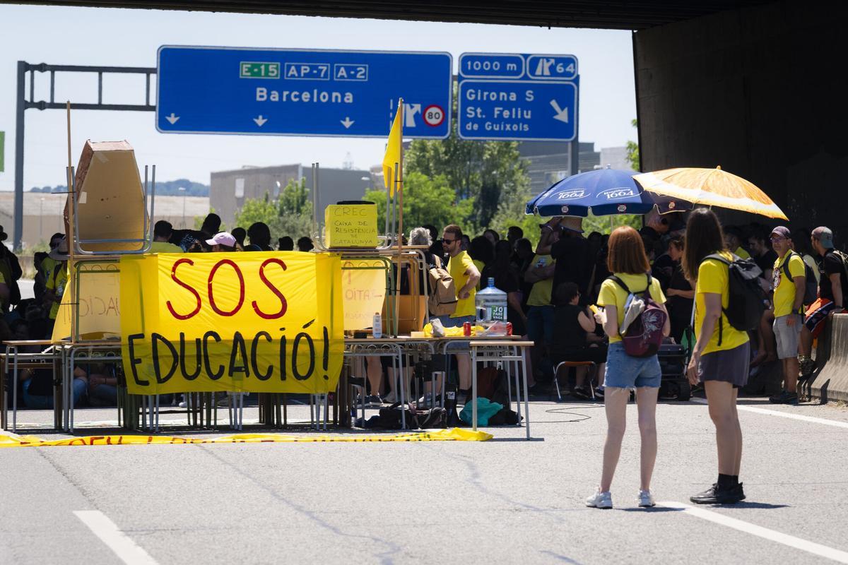GRAFCAT3229. GIRONA, 27/05/2026.- Profesores cortan la AP-7 a la altura de Girona durante la jornada de protestas en la que también miles de docentes se manifiestan en Barcelona para desencallar el conflicto educativo después de que el Departamento de Educación y los sindicatos acercaran posiciones este martes en materia salarial y forzar un preacuerdo en la nueva reunión de hoy. EFE/David Borrat