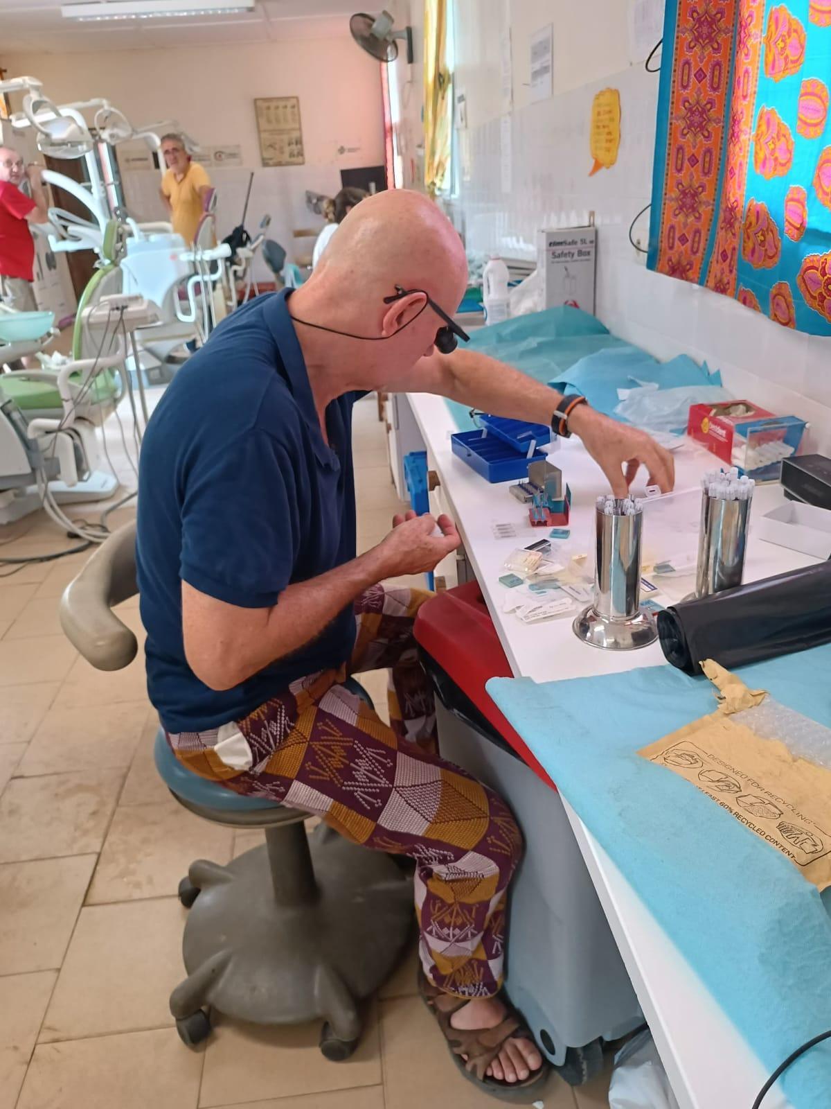 El metge, Joan Frau, treballant a la clínica de Senegal.