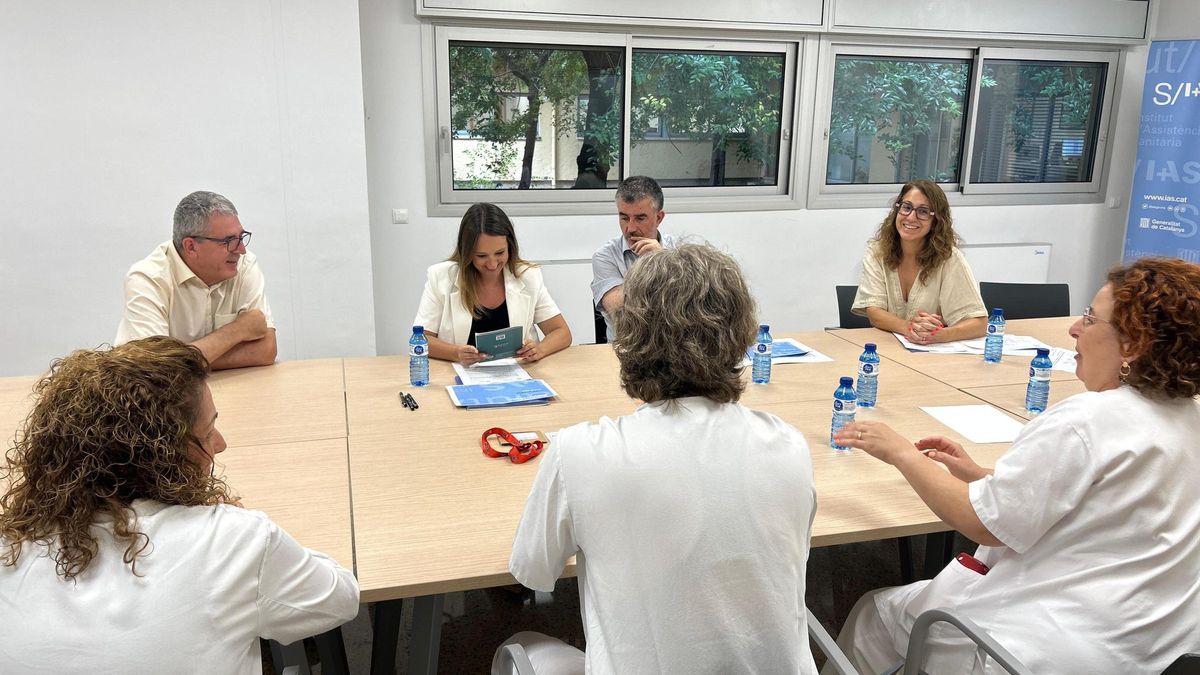 La diputada d'ERC al Congrés, Etna Estrems, i l'alcalde de Salt i diputat al Parlament, Jordi Viñas, reunits amb les responsables de la iniciativa HospiGos de l'Hospital Santa Caterina de Salt.