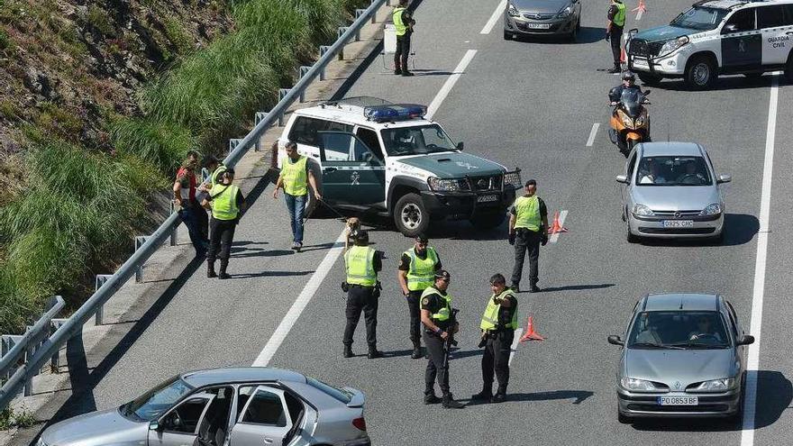 Un control de la Guardia Civil en la autovía de O Salnés.