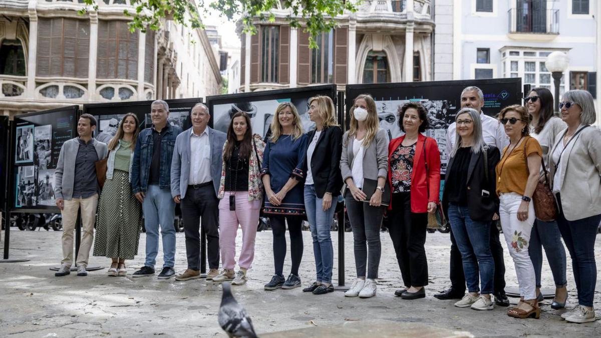 Autoridades en la muestra que estará hasta el domingo en la plaza del Mercat.