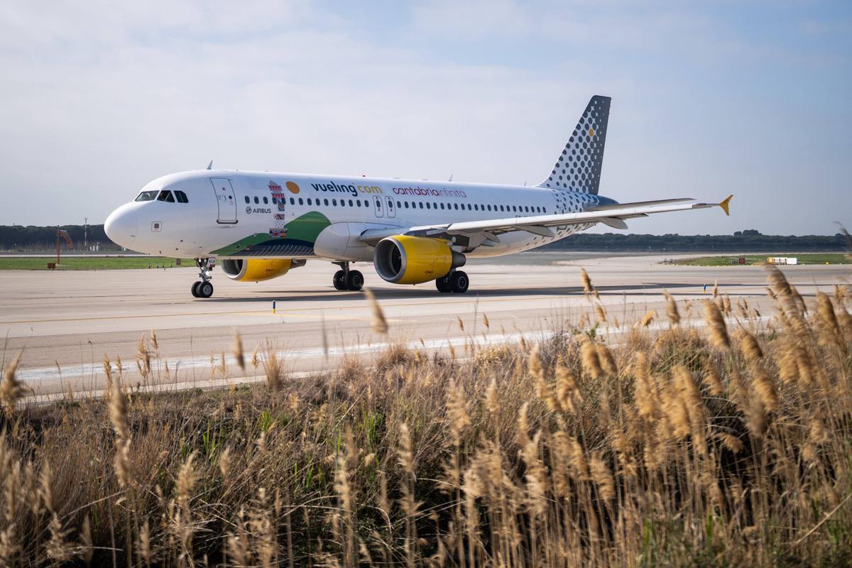 Avión de Vueling en el Aeropuerto del Prat de Barcelona.