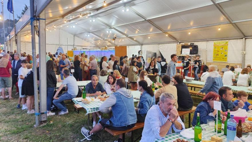 Sobre estas líneas, la carpa durante la mariscada y a la izquierda, por la izquierda Toño Insua, Rude Díaz, Alejandro Rodríguez y Roberto Fernández.  | FIRMA