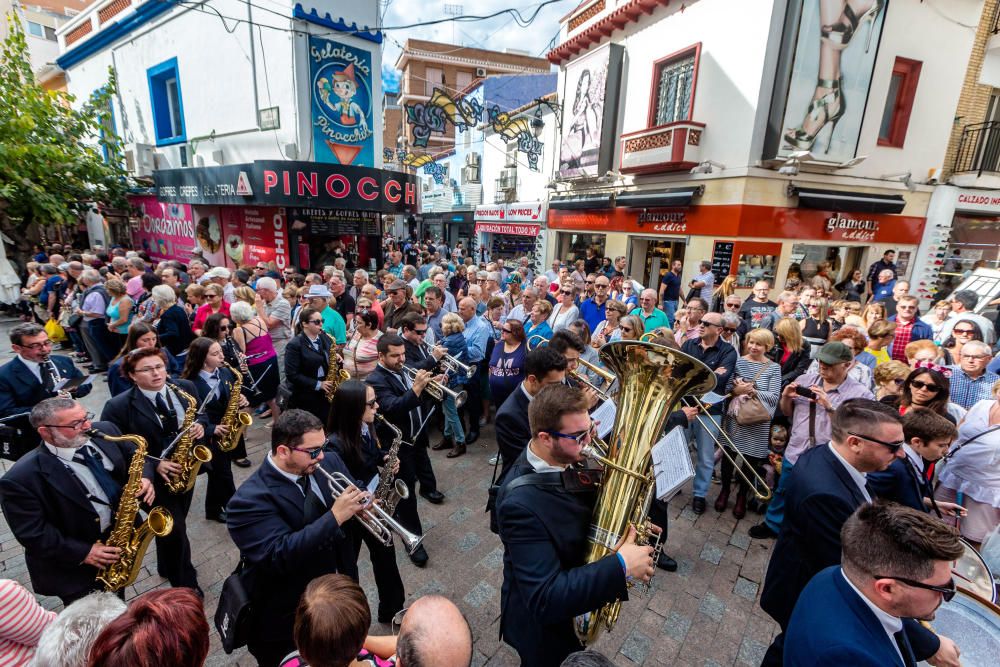 Las bandas marcan el ritmo del arranque de las fiestas de Benidorm.