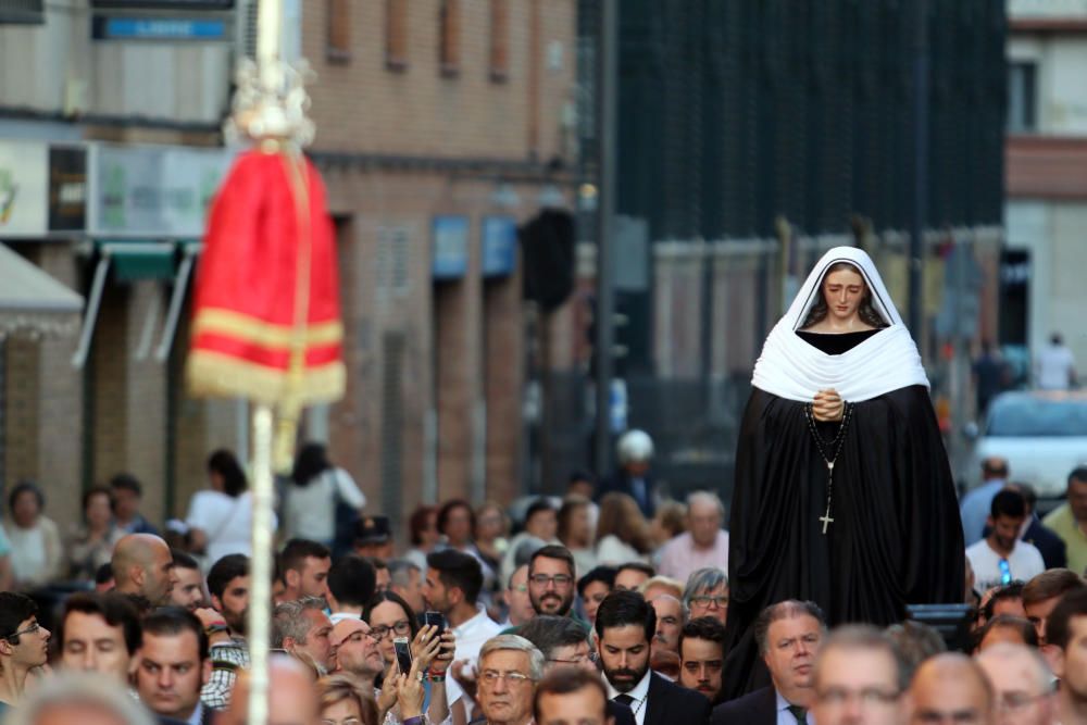 La Virgen de la Soledad, de la Congregación de Mena, volvió a su sede canónica de la iglesia de Santo Domingo tras pasar algo más de una semana en el convento de las Hermanitas de la Cruz, madrinas de su coronación canónica el 11 de junio.