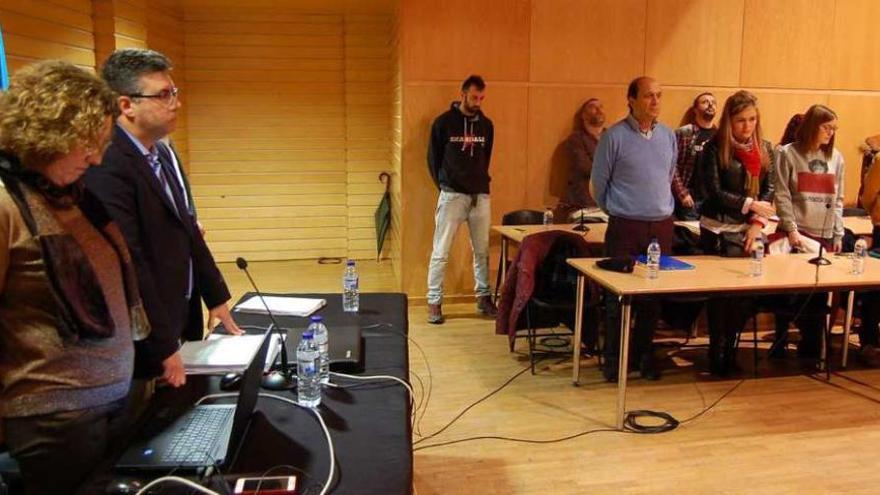 Javier Bas, a la izquierda junto a la secretaria, con los grupos de PSOE y AER durante el minuto de silencio por las víctimas de la violencia de género, ayer, antes del pleno. // FdV