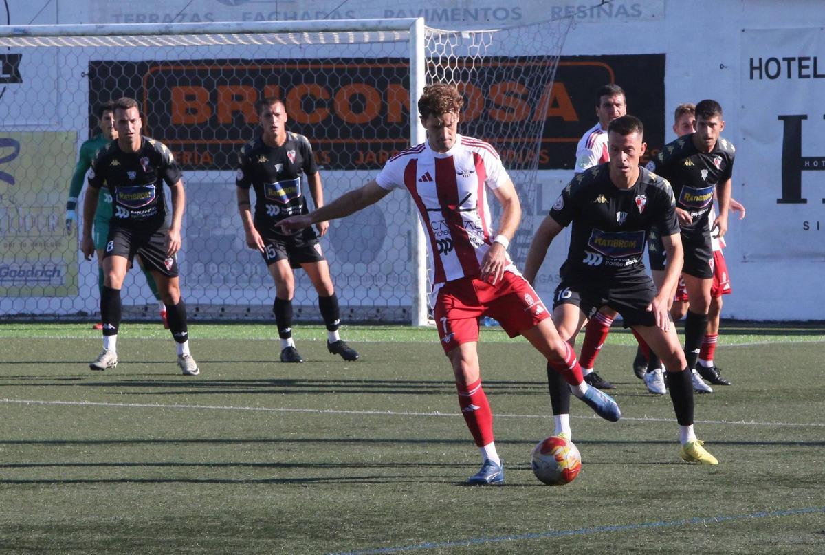 Javi Rey trata de frenar a Luismi en el encuentro disputado ayer en Cangas.