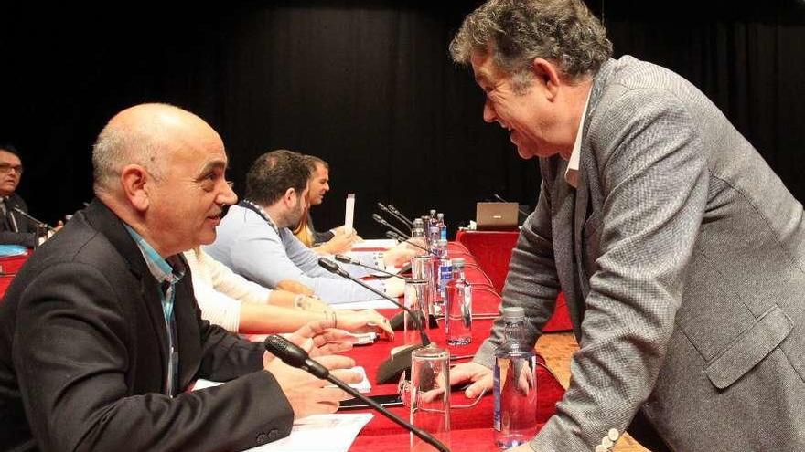 Agustín Fernández conversa con el alcalde antes de comenzar un pleno municipal. // R. Vázquez