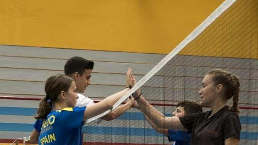 Dos parejas de jugadores se saludan durante un entrenamiento en el centro del Cristo.