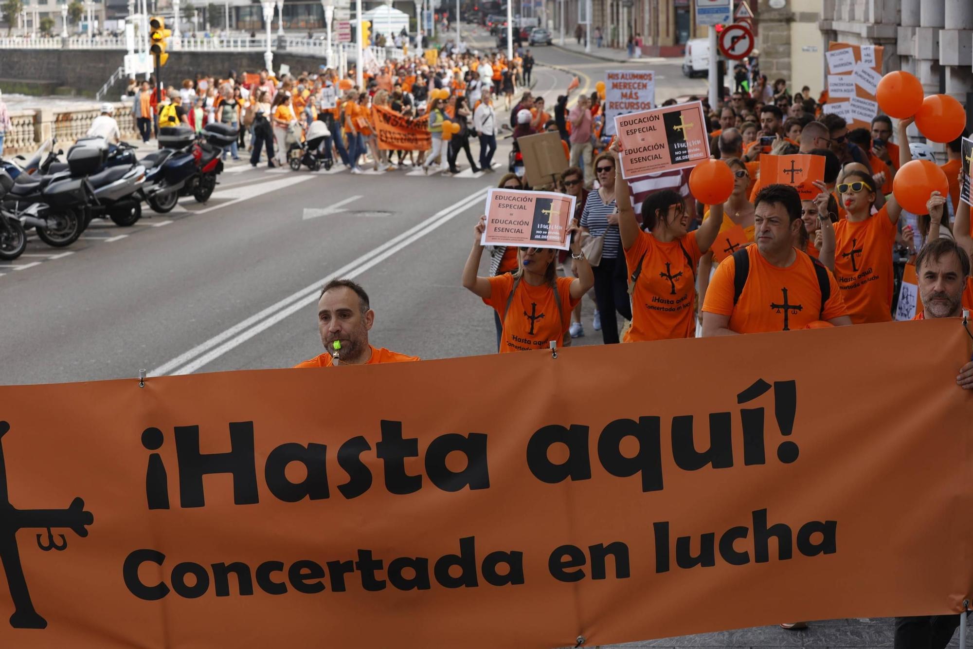 Así fue la gran concentración en Gijón por la educación concertada (en imágenes)
