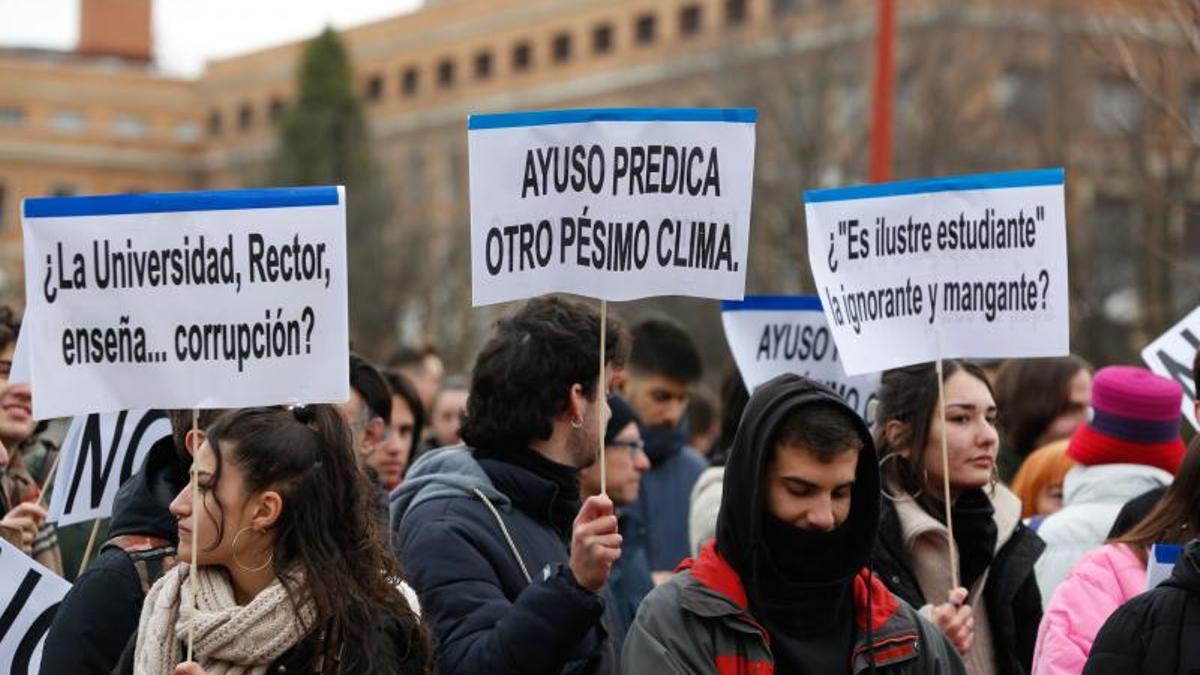 Las imágenes de la concentración contra el reconocimiento a Ayuso en la Universidad Complutense