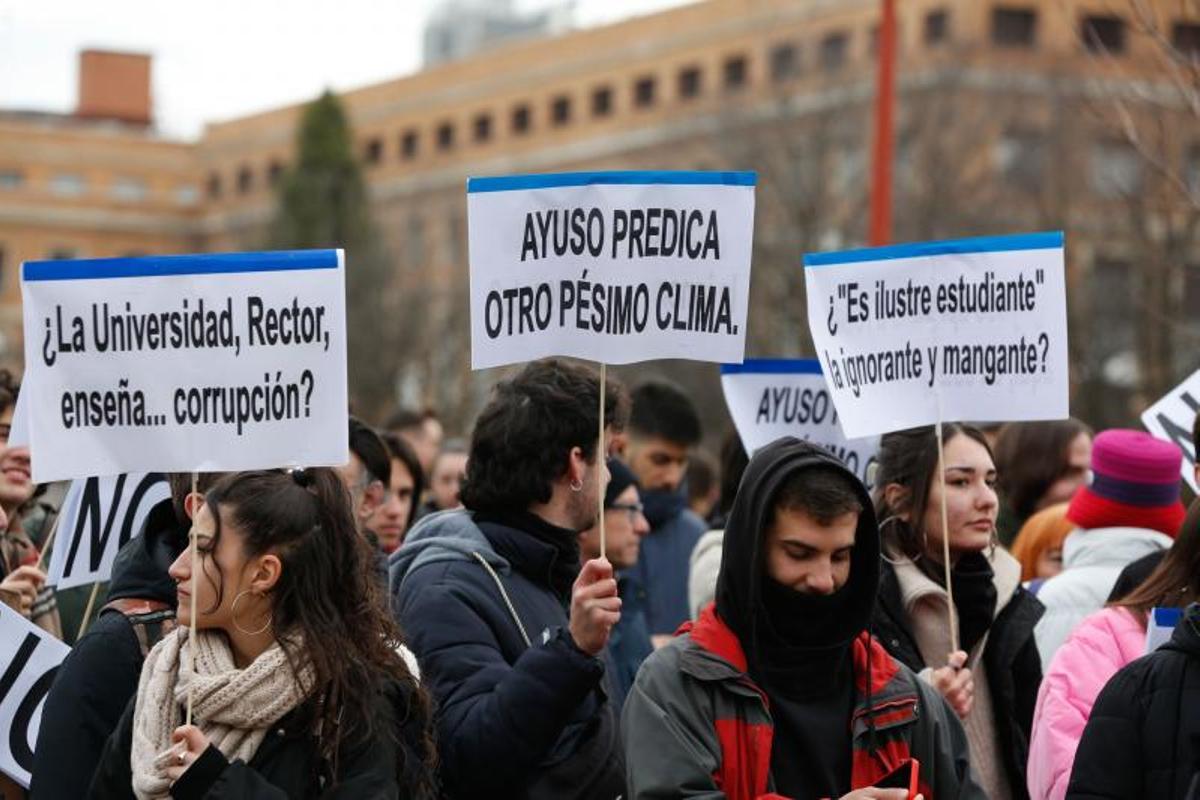 Las imágenes de la concentración contra el reconocimiento a Ayuso en la Universidad Complutense